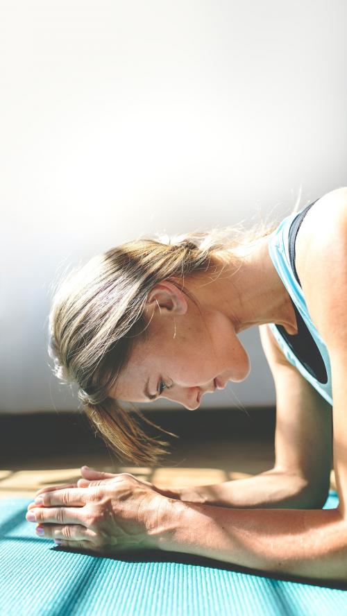 Sportive woman doing elbow plank on the floor - 2107372