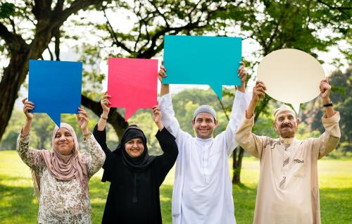 Muslim family holding up speech bubbles - 426046