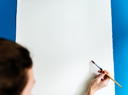 Painter start drawing on a blank canvas - 399846