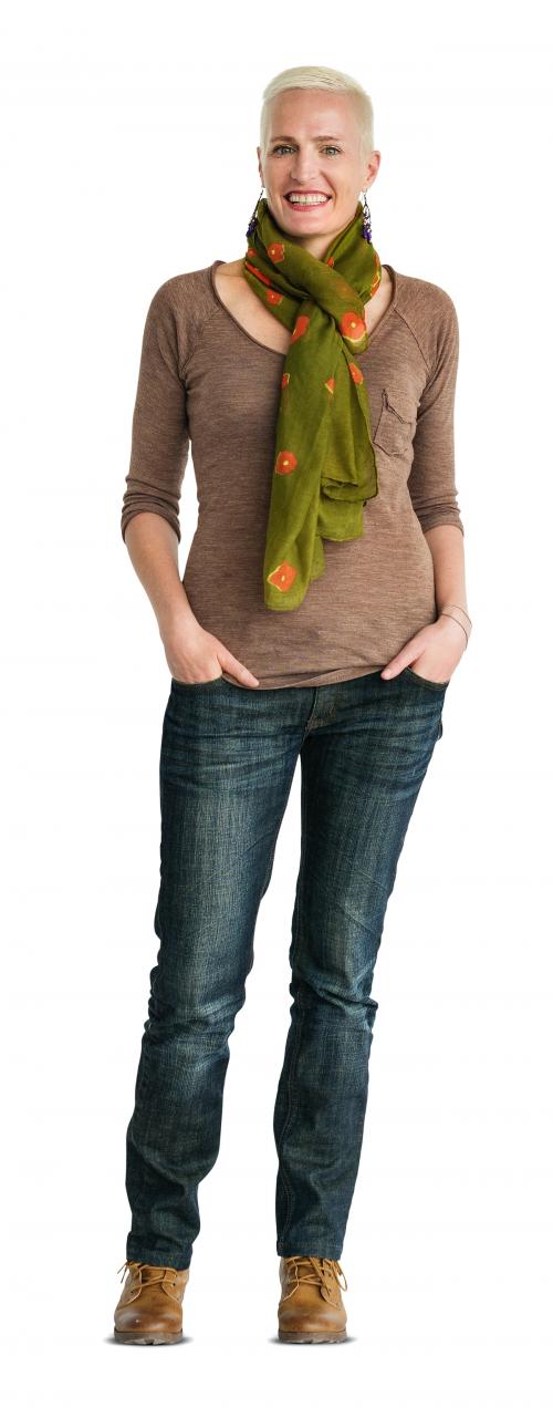 Casual woman standing smiling - 4611