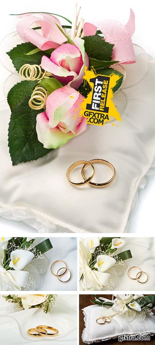 Stock Photo: Wedding rings with calla bouquet