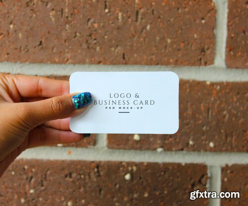 Female hand holding a business card Premium Psd