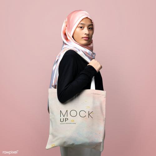Muslim woman carrying a tote bag mockup - 2210632