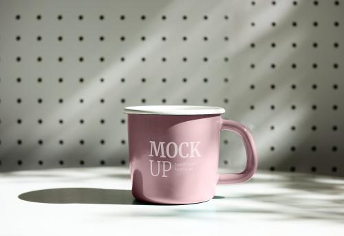 Pink mug mockup on a table - 894809
