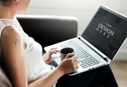 Woman using a laptop screen mockup - 666160
