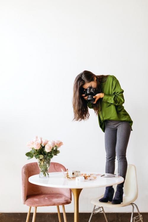 Female photographer shooting beauty products on the table - 2030277