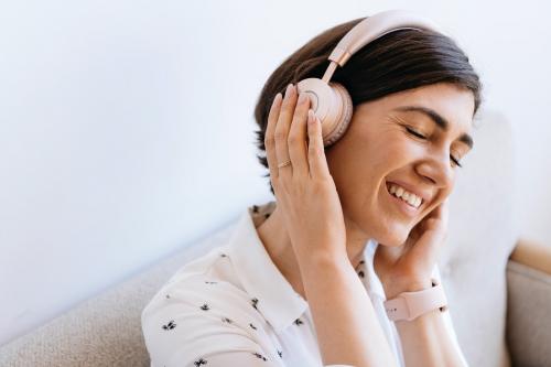 Happy woman with headphones on the couch - 2030304