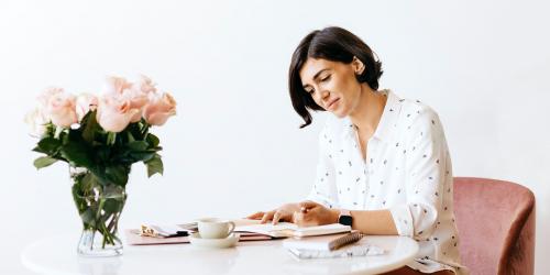 Business woman making a plan on a notebook - 2033267