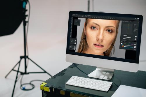 Female model on a computer screen - 535748