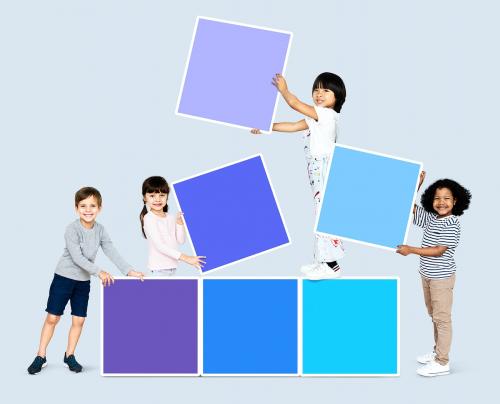 Diverse happy kids stacking empty square boards - 504338