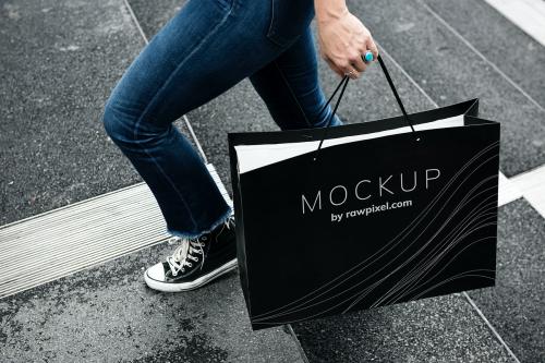 Woman carrying a shopping bag mockup - 502891