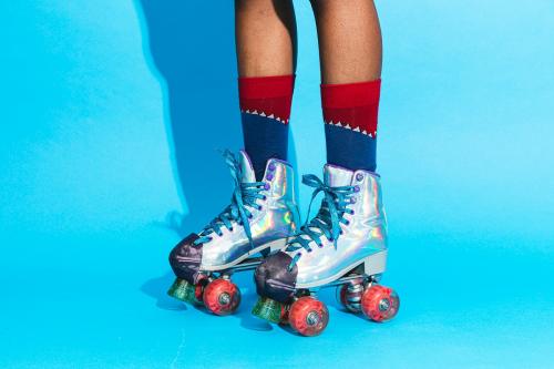 Feminine legs in a roller skates shoes with blue background - 2051895
