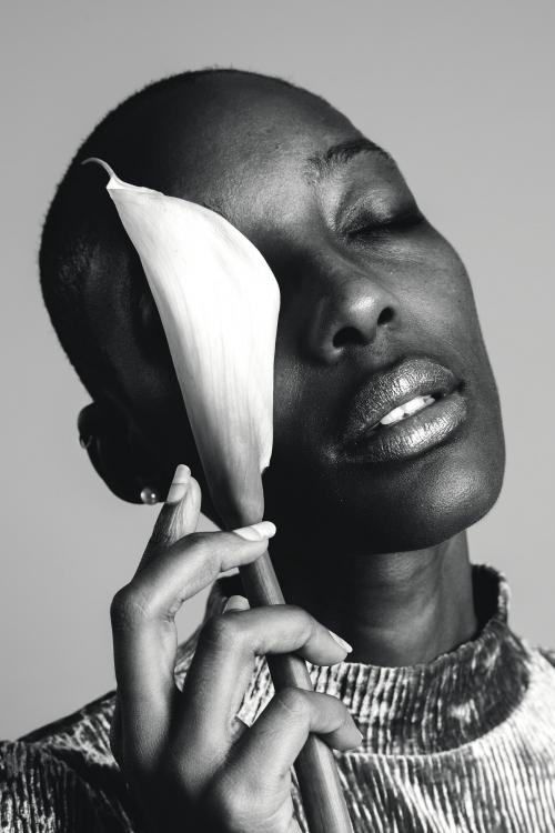 Portrait of a black woman with a white lily - 2250007