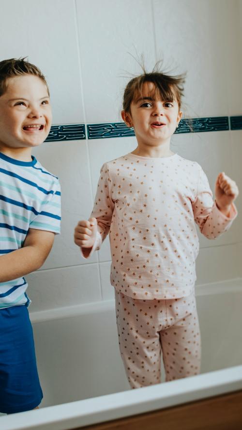 Sister and brother playing peekaboo in the bathroom mobile phone wallpaper - 2024865