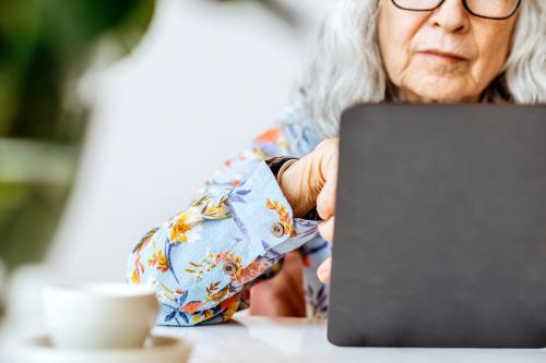 Senior woman working on a laptop - 2030361