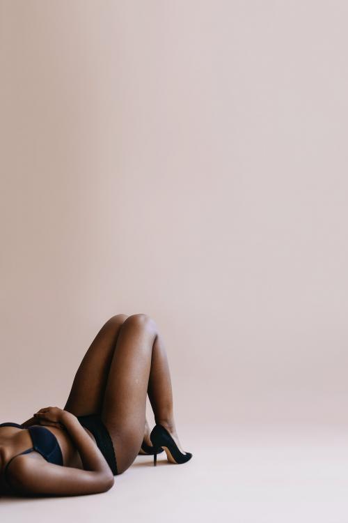 Half-naked black woman with heels on the floor social template - 2030995