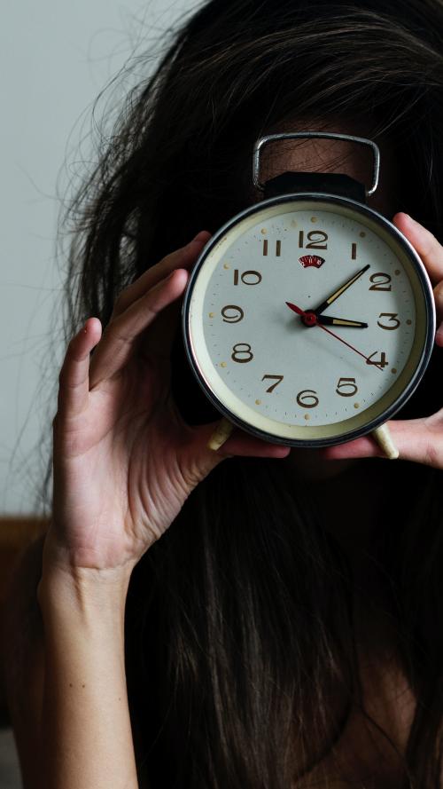 Messy hair girl wakes up with a clock mobile phone wallpaper - 2024993