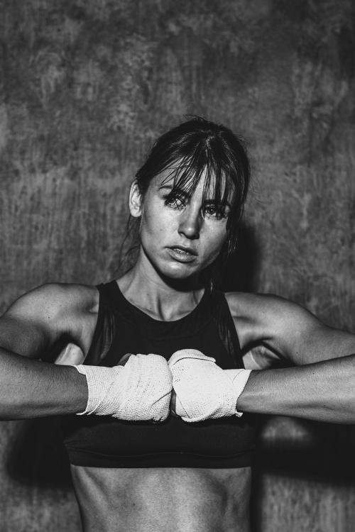 Female boxer at the gym - 2109010