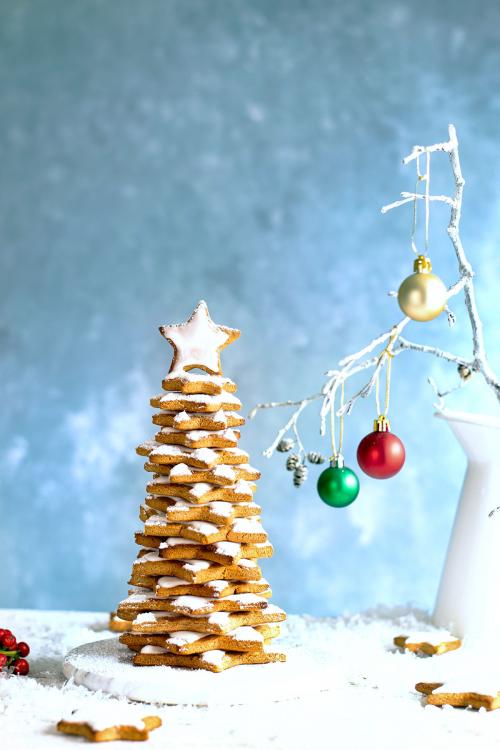 Small Christmas tree from star gingerbread cookie - 2049761