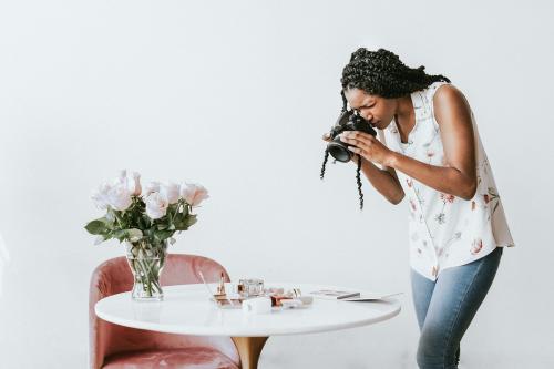 Female photographer shooting beauty products on the table - 2030269