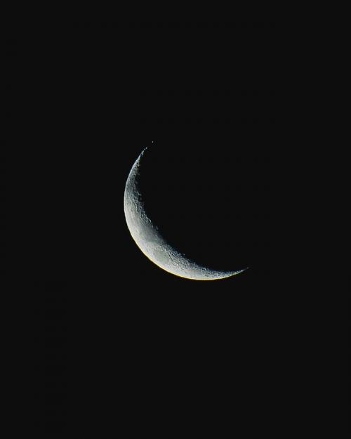 Crescent moon in a night sky - 843892