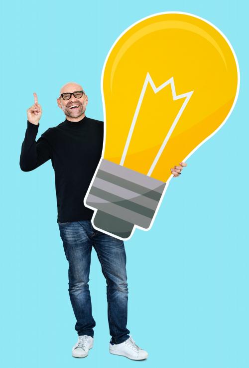 Man showing a light bulb icon - 475112