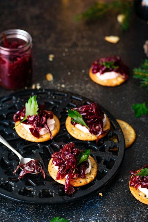 Fresh crackers with onion cranberry jam - 1228634