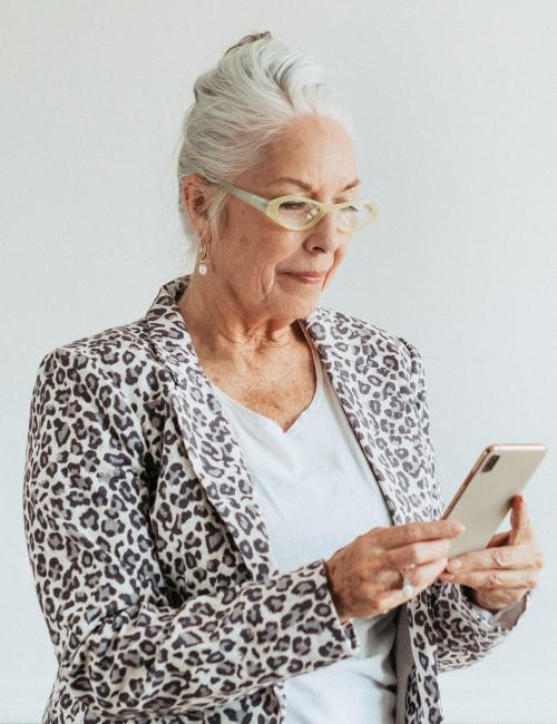 Senior woman using a smartphone - 1224210