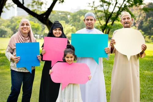 Muslim family holding up speech bubbles - 426050