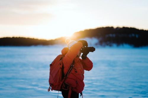 Photographer with a backpack enjoying the sunrise - 846336