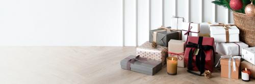 Christmas present gifts box in living room - 1231377
