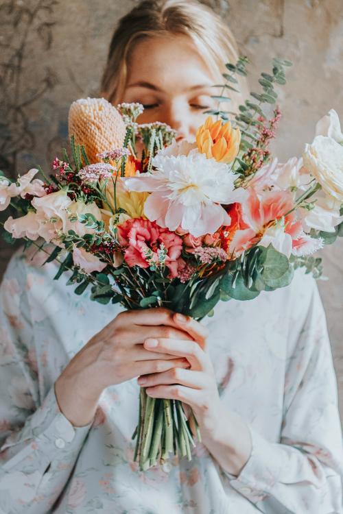 Woman holding a bouquet of flowers - 1207067