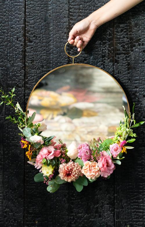 Cute round mirror decorated with flowers - 1207137