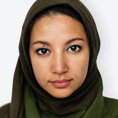 Portrait of an Iranian woman - 325490