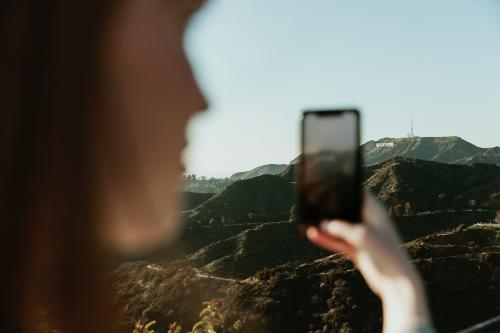 Tourist capturing Hollywood Hills views on her phone camera. FEBRUARY 8, 2019 - LOS ANGELES, USA - 1198617