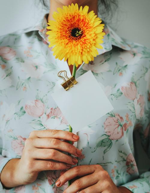 Girl holding a Gerbera with a blank card - 1207392