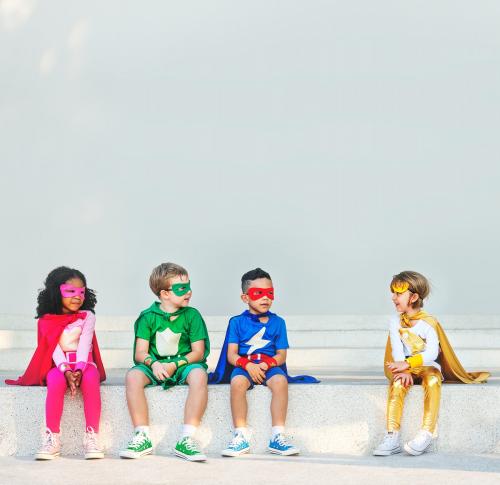 Superhero kids sitting together outdoors - 5538