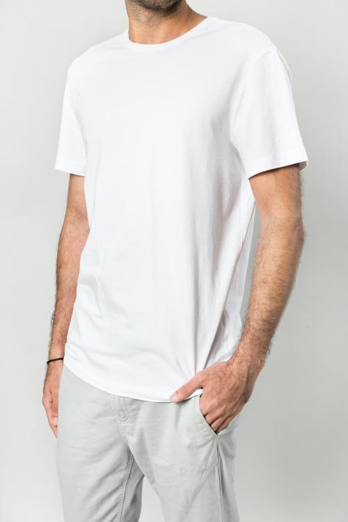 Man wearing a white t-shirt mockup - 2291762