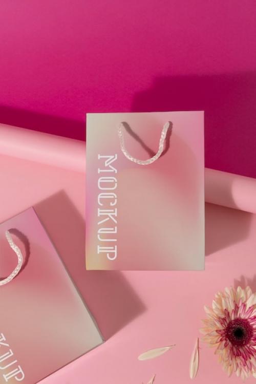 Premium PSD | Pink cyclamen gift bag mockup Premium PSD